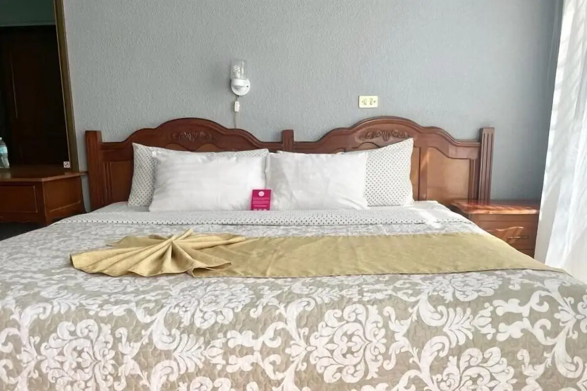 Comfort Room with one king bed